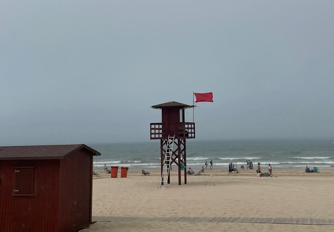 La bandera roja que prohíbe el baño, esta mañana de lunes en la playa Victoria.