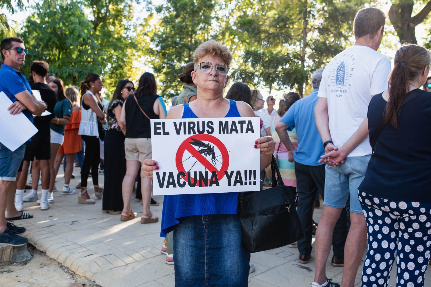 Una de las manifestantes en Coria del Río la pasada semana, exigiendo soluciones frente al virus del Nilo.