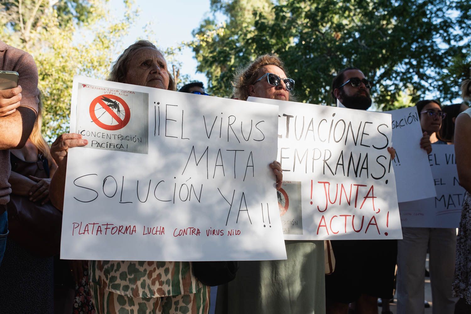 Concentración vecinal en Coria del Río, uno de los municipios más afectados por el virus del Nilo.