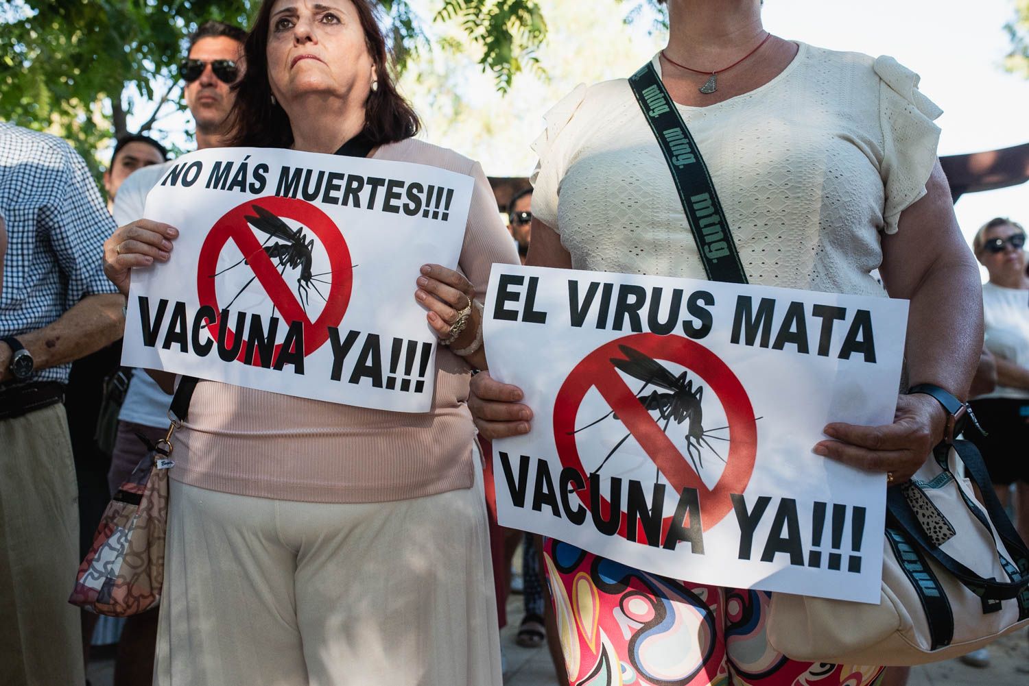 Un momento de la concentración vecinal en Coria del Río el pasado lunes para pedir soluciones frente al virus del Nilo.