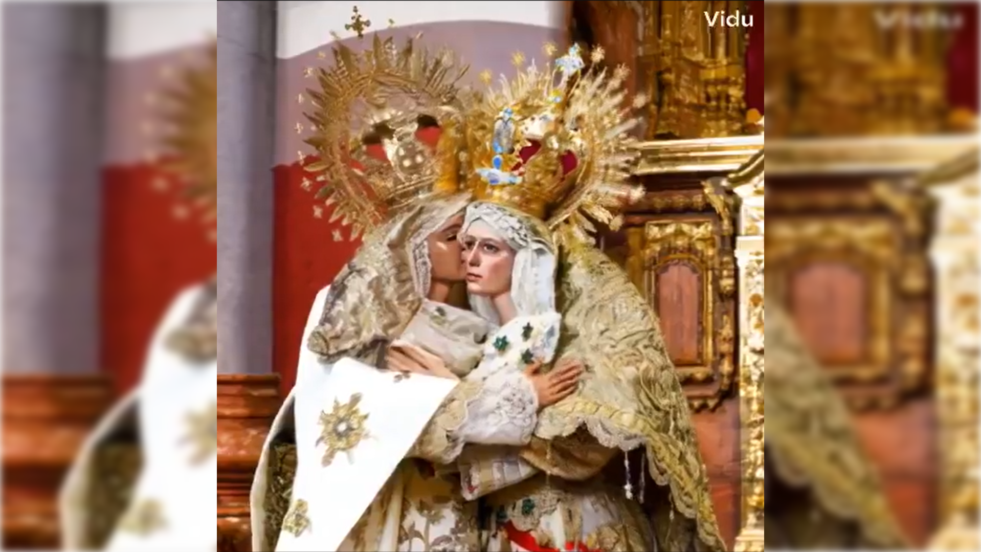 Abrazo entre la Esperanza de Triana y la Esperanza Macarena.