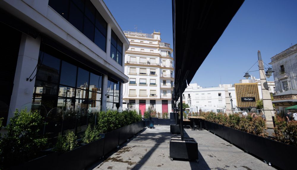 El edificio y la terraza y por encima, el toldo que dará sombra. 