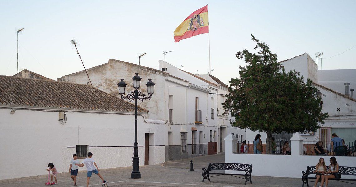 La bandera franquista, visible desde varios puntos de Bornos.