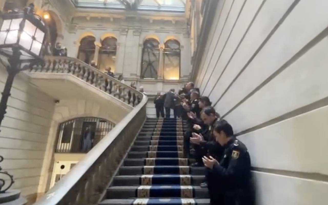 Fotograma del vídeo del homenaje realizado a Juan Fortuny de Pedro en enero de 2023, compartido por la Policía Nacional en redes sociales.