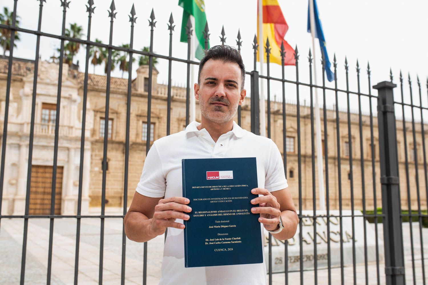 José María Diéguez con su tesis delante del Parlamento de Andalucía.