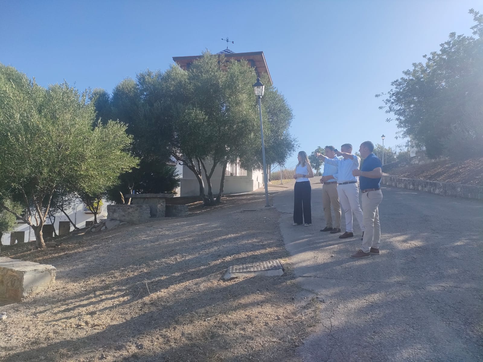 La alcaldesa, diputado y técnicos observando un emplazamiento para viviendas. 