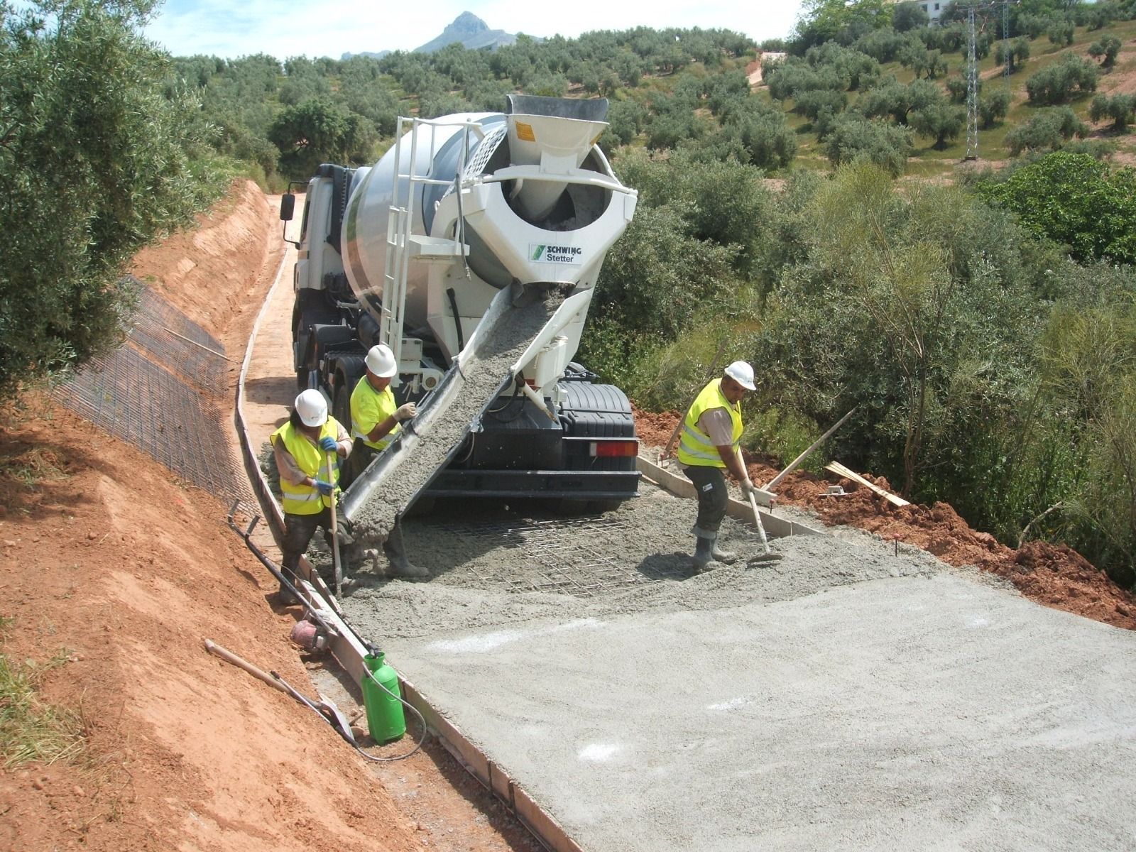 Trabajos de mejora de un camino rural.