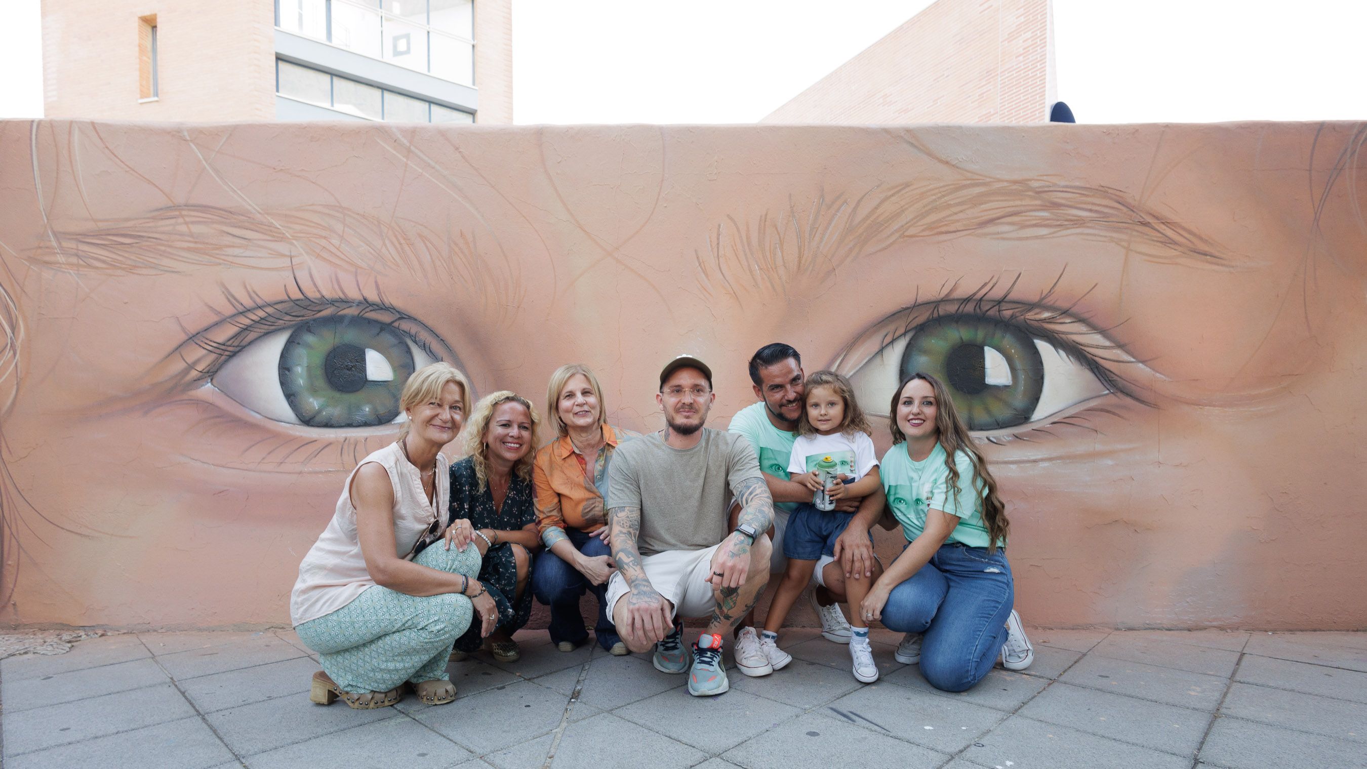 El mural dedicado a Valentina en la calle Rafael Alberti, en Jerez, inaugurado este lunes por la pequeña, sus padres y el artista Cosa.V. Al acto también ha acudido la alcaldesa de Jerez, María José García-Pelayo. 