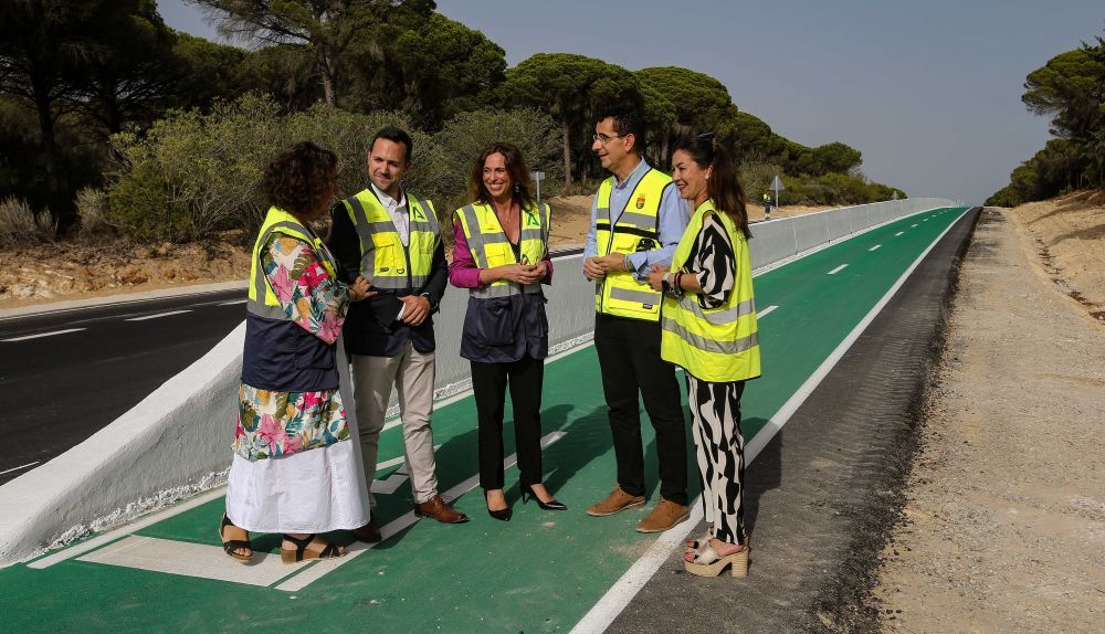 Una visita el pasado año al carril bici en Barbate.