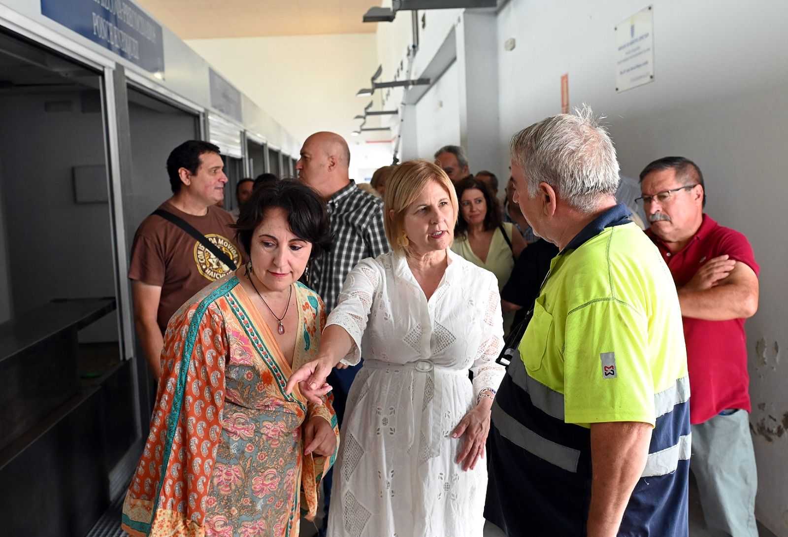 La alcaldesa, delegadas y colectivos de la zona visitando las instalaciones en Federico Mayo.