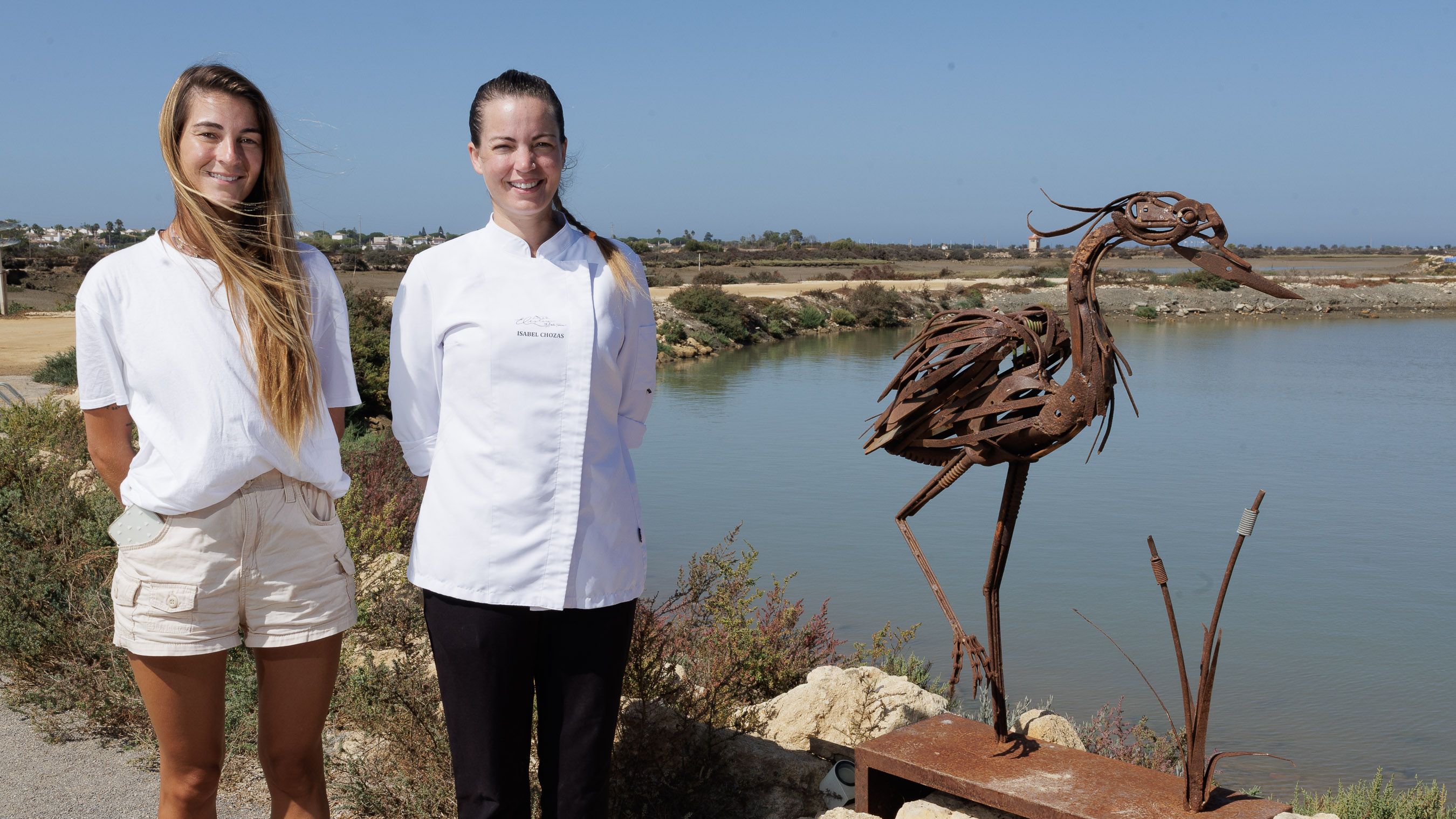 Ángeles e Isabel Chozas, las dos hermanas al frente de la Salina Santa Teresa, que han revitalizado tras 30 años de abandono.