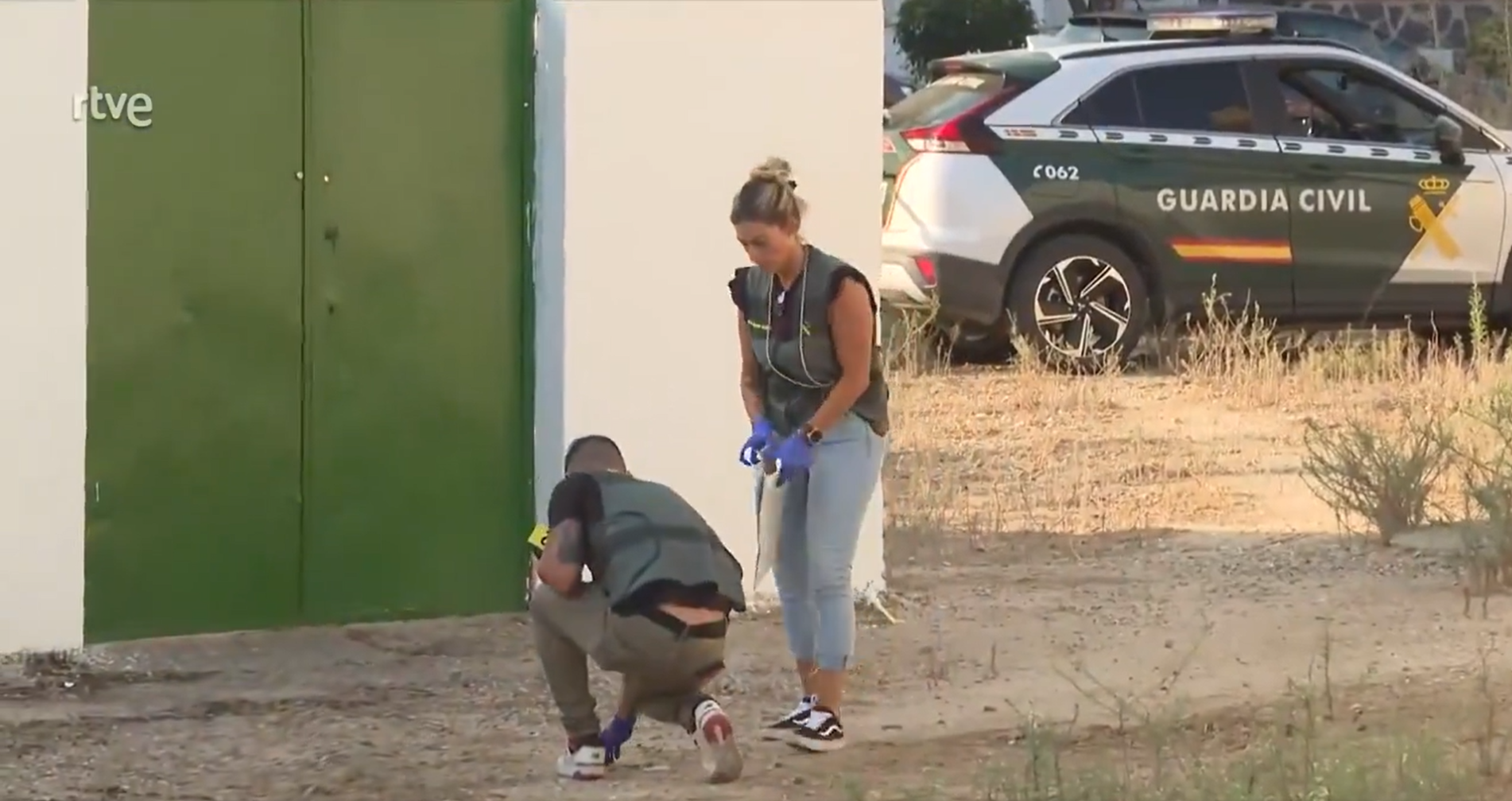 Momento en que dos agentes de la Guardia Civil recogen uno de los dos cuchillos hallados este miércoles, en un fotograma de RTVE.