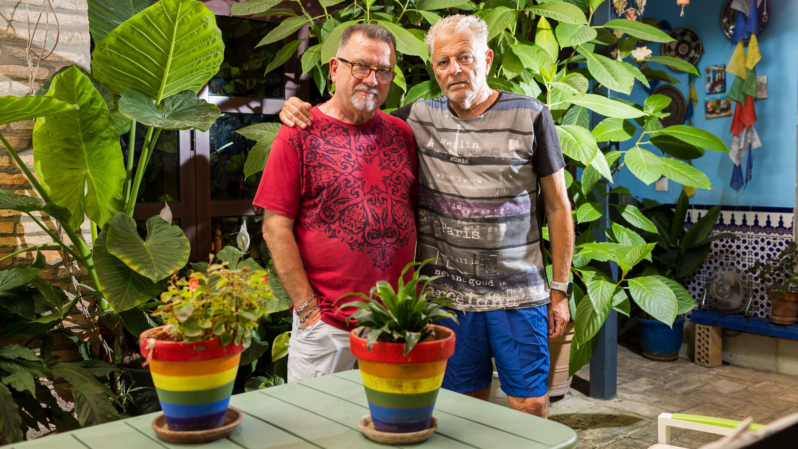 Rafa Muñoz, coordinador del grupo de mayores de JereLesGay, junto a su marido, Enrique, en el patio de su casa.