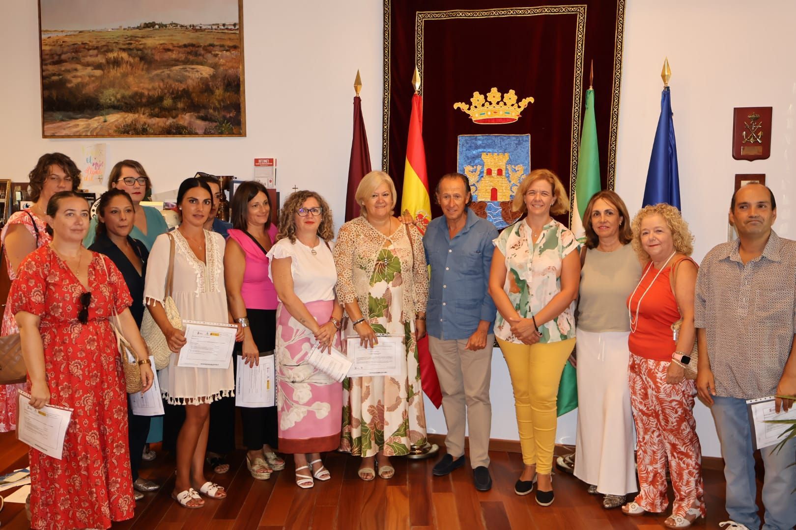 El alcalde junto a las alumnas que han finalizado la formación.