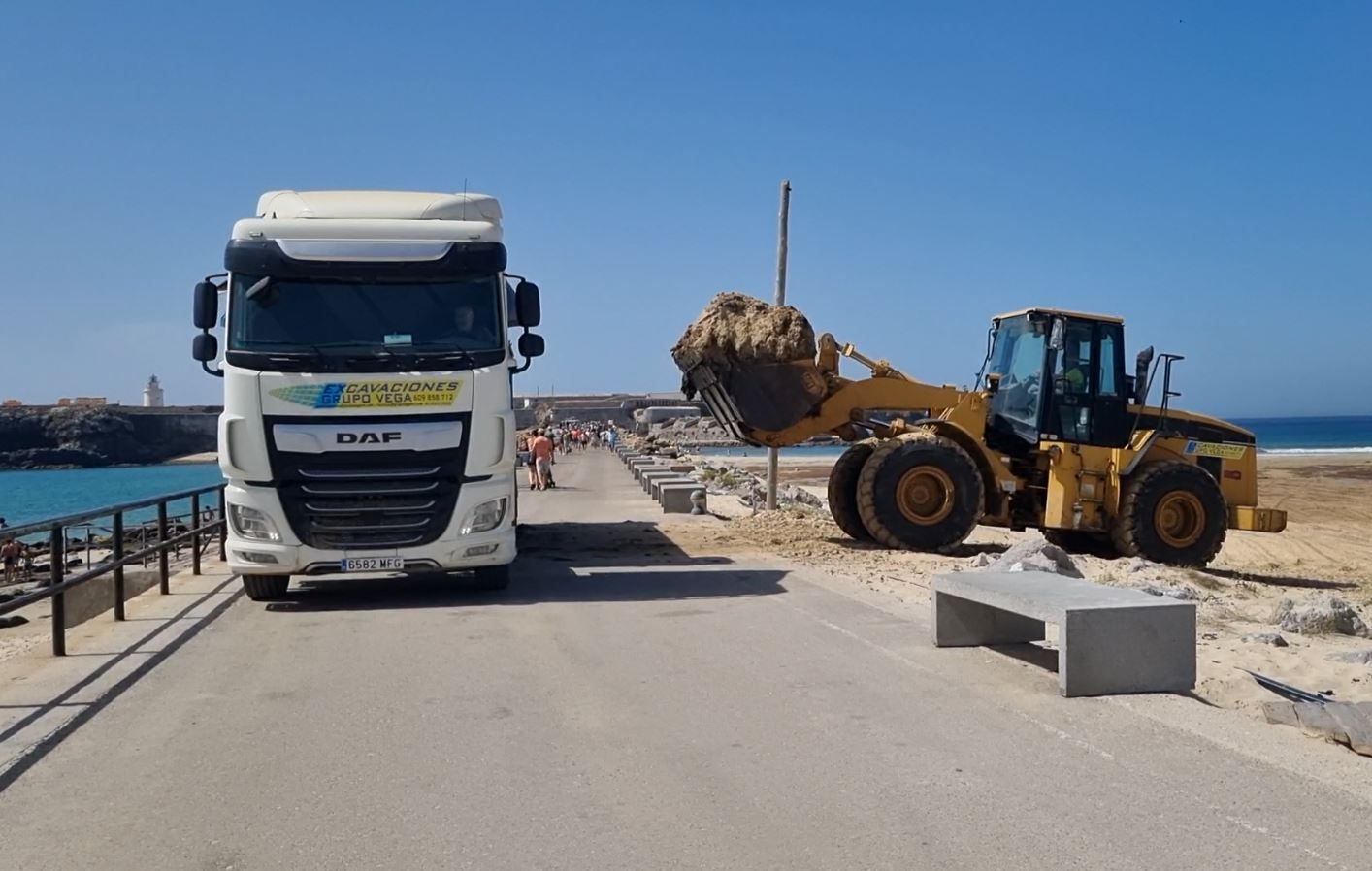 Imagen de los trabajos de retirada compartida por el Ayuntamiento de Tarifa.