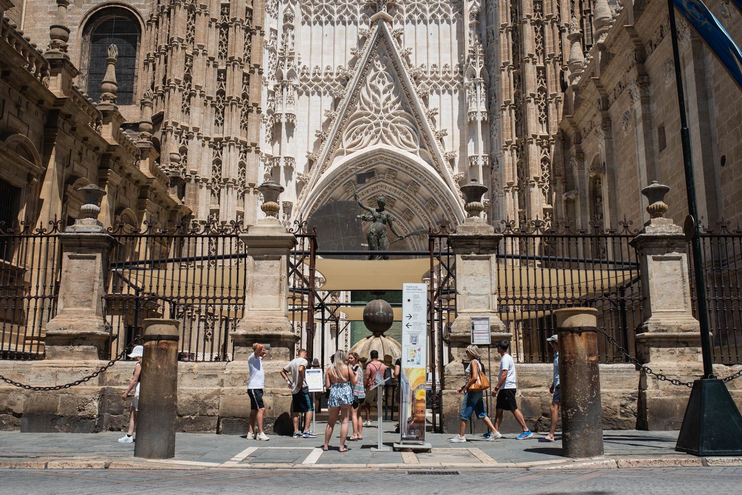 Turistas en la Catedral de Sevilla.