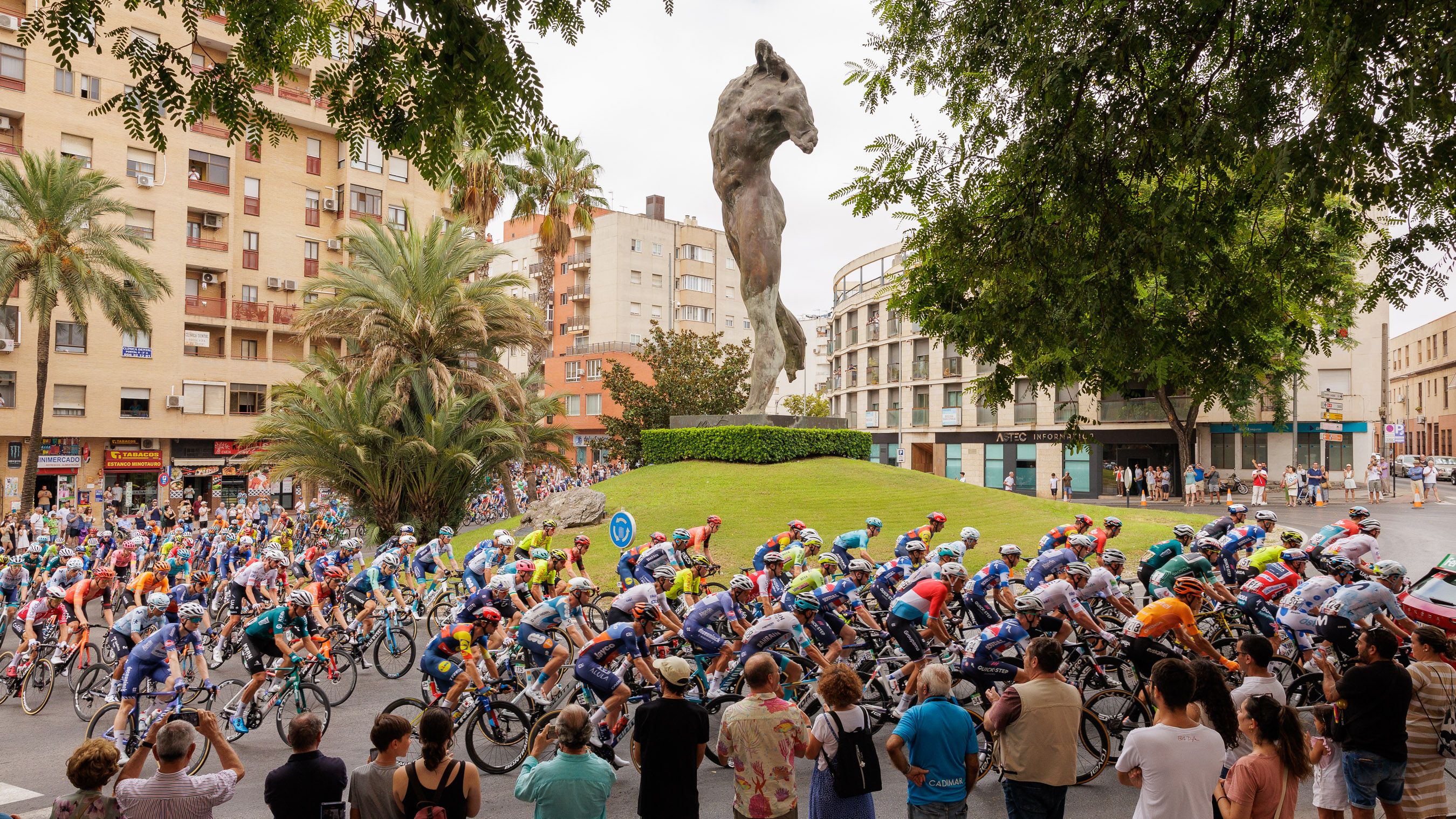 La Vuelta, pasando por la rotonda del Minotauro.