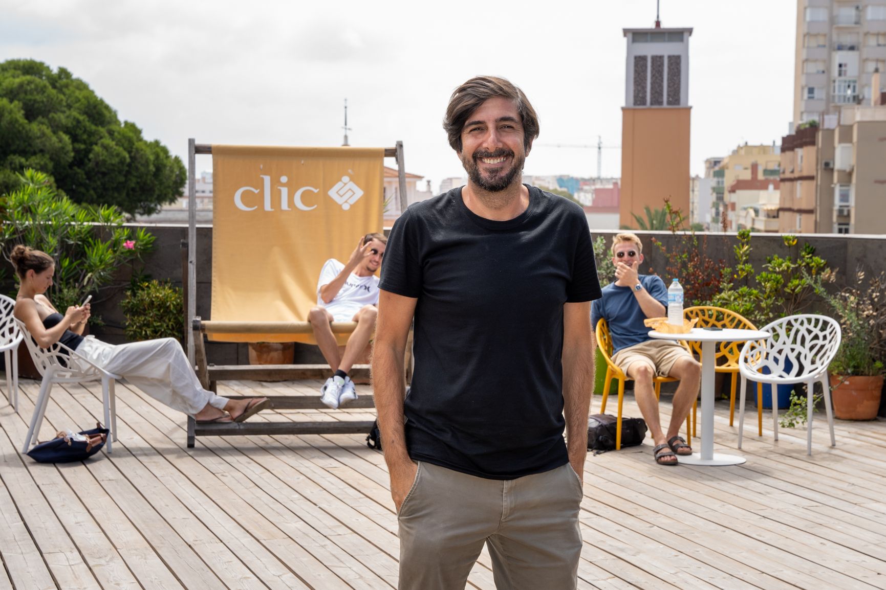 Jesús Gómez, en la terraza de la academia de idiomas de Cádiz en la que trabaja.