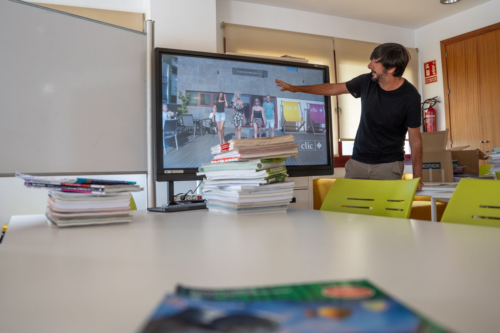 El coordinador cultural, en una de las aulas de la academia.