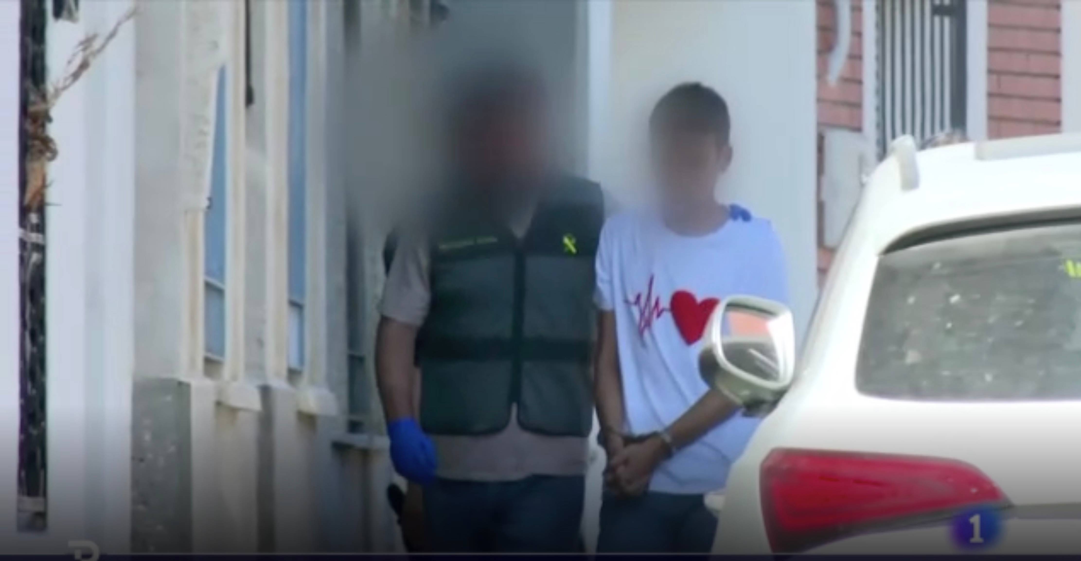 El presunto autor en el momento de su detención, en un fotograma de TVE. 