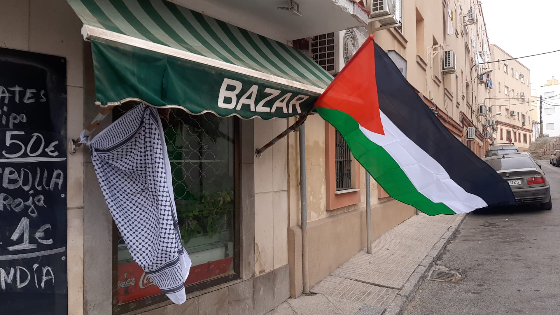 Una tienda con banderas de Palestina.