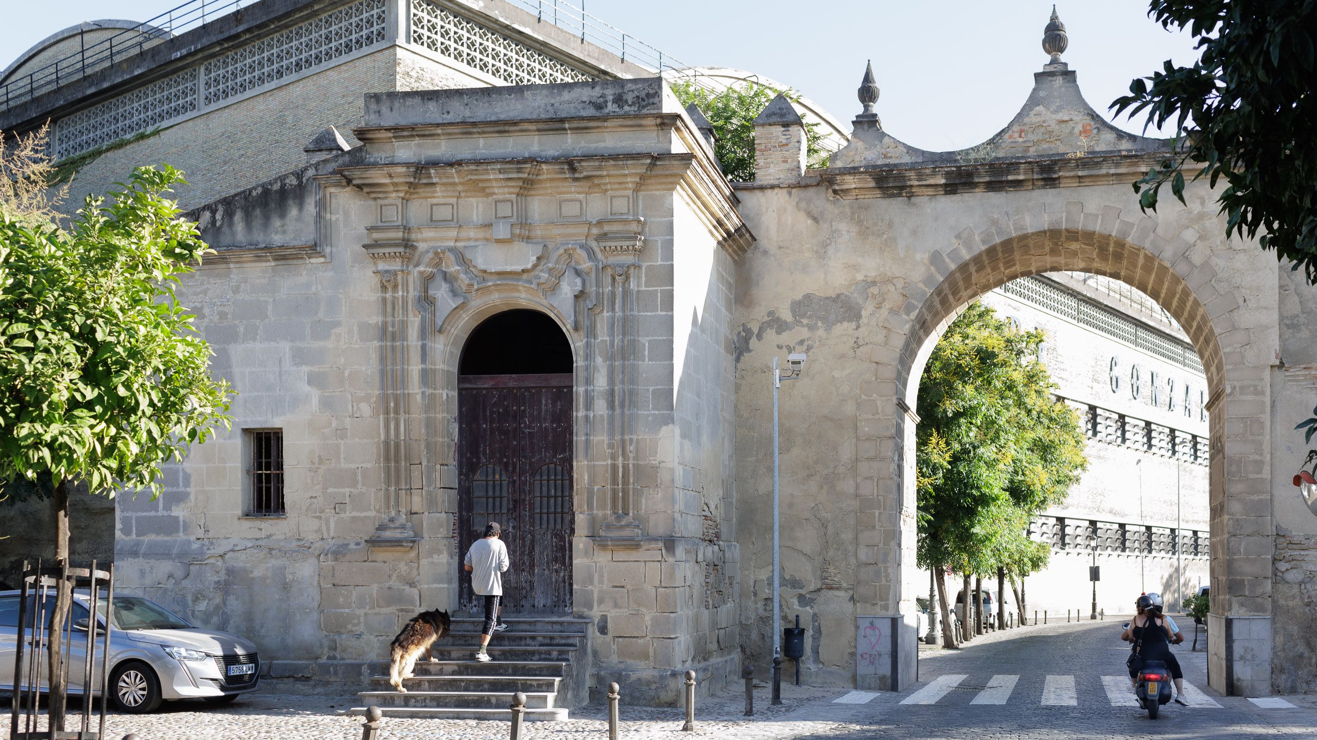 Aspecto actual de la Puerta del Arroyo y de la capilla.