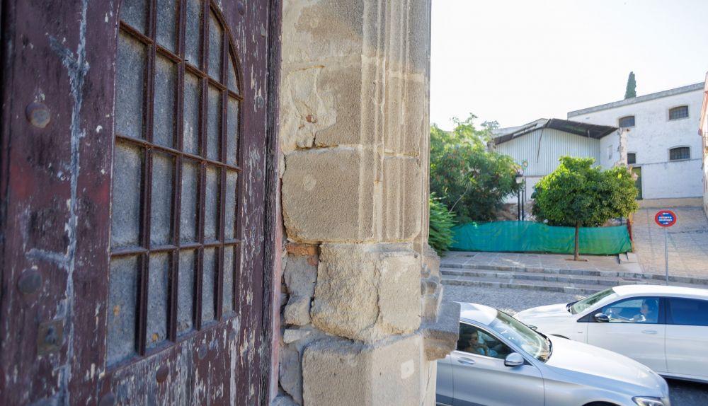 Detalle de la puerta de acceso a la pequeña capilla. 