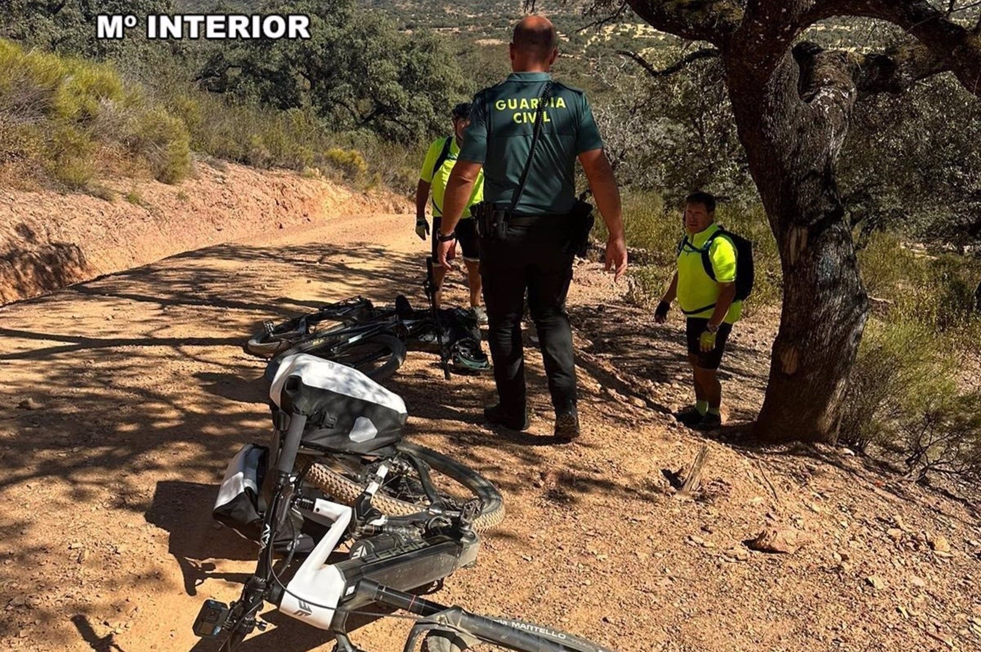 Momento en el que la Guardia Civil rescata a dos ciclistas.