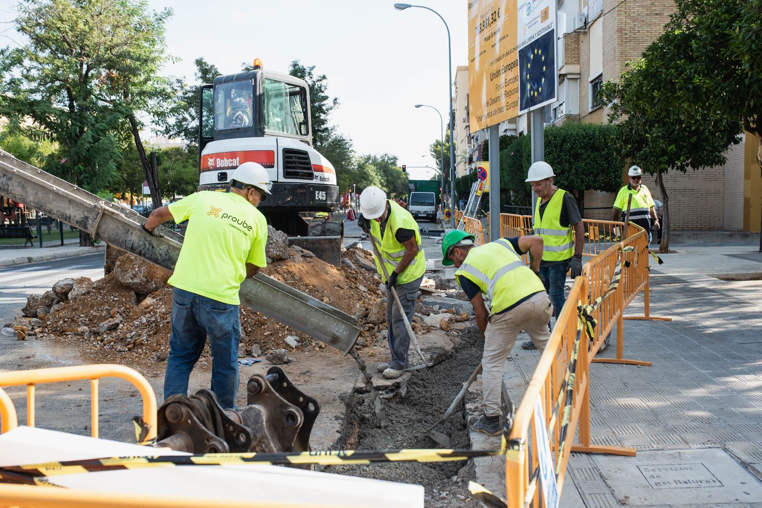 Varios trabajadores de las obras del Metro en Pino Montano.