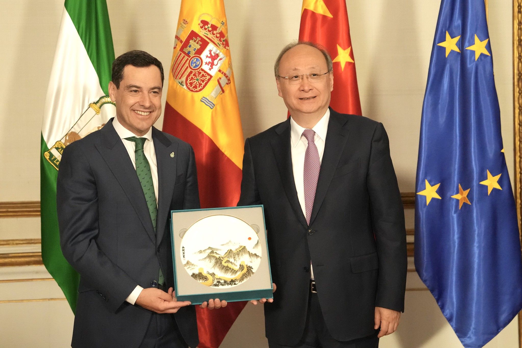 Juanma Moreno junto a Yin Li, miembro del Buró político de China.