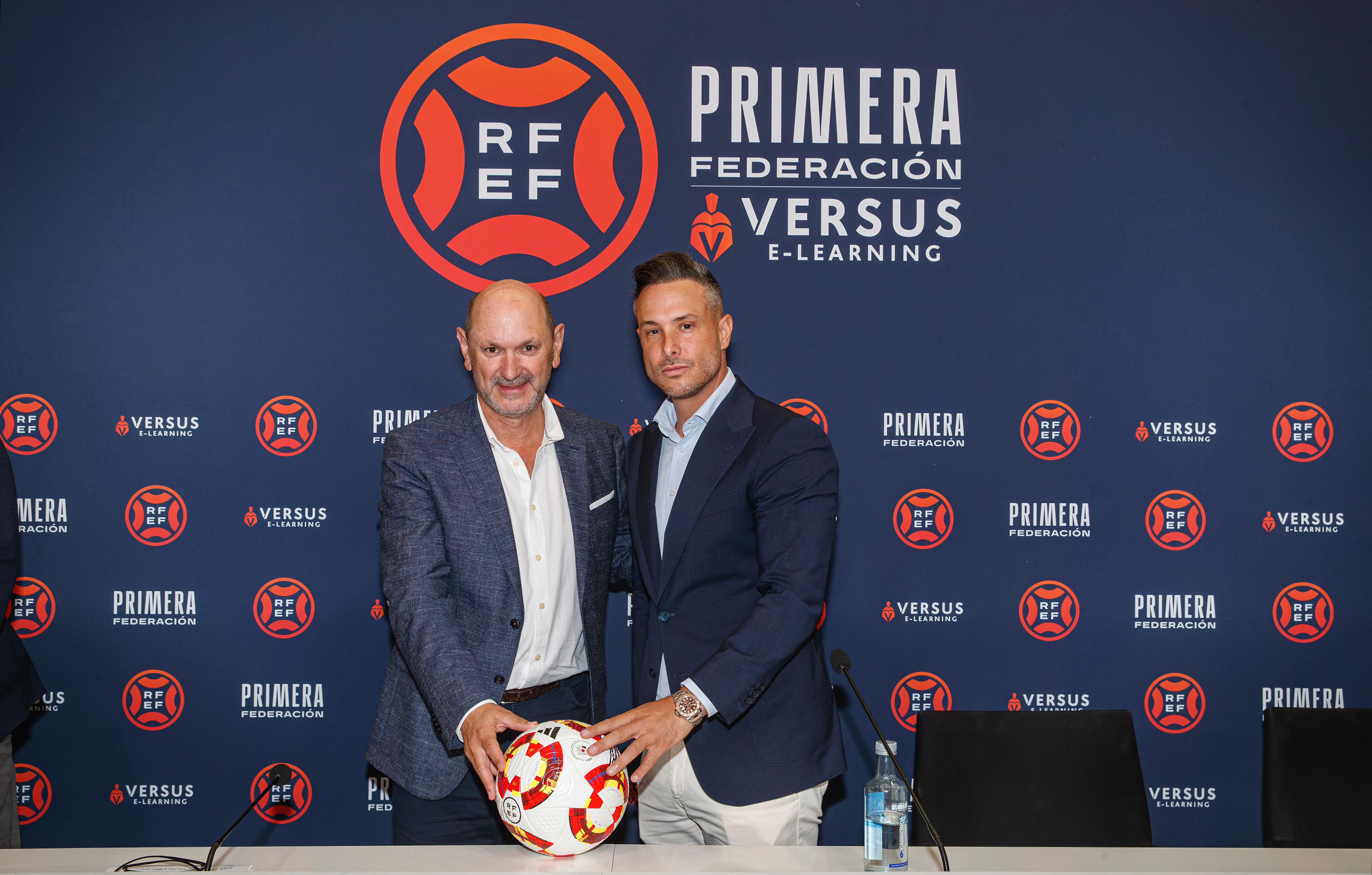 Juan Díaz, el jerezano que patrocina la Primera RFEF, con  Rafael Louzán, presidente de la categoría.