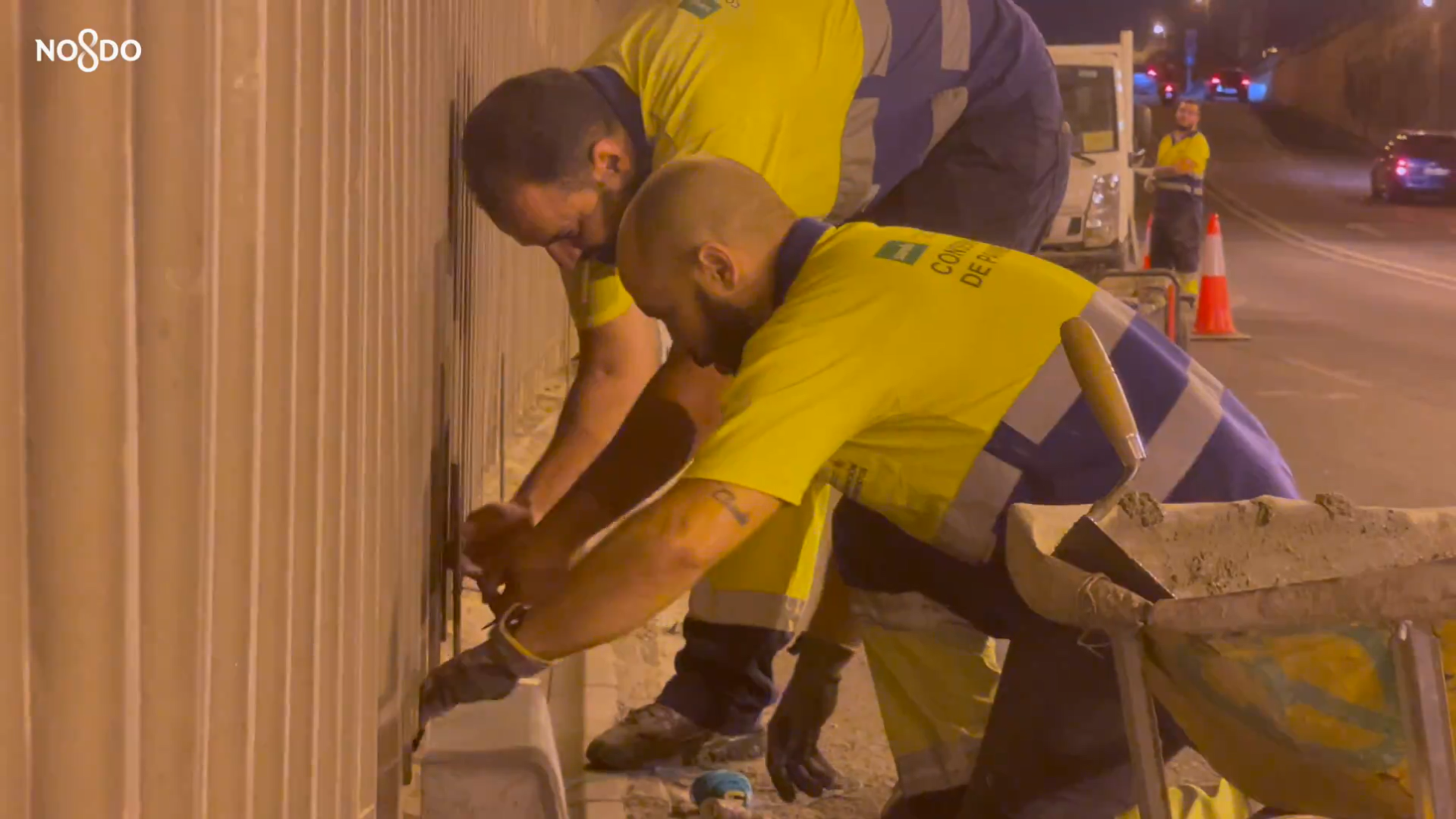 Dos trabajadores realizando las obras de los túneles en Sevilla.