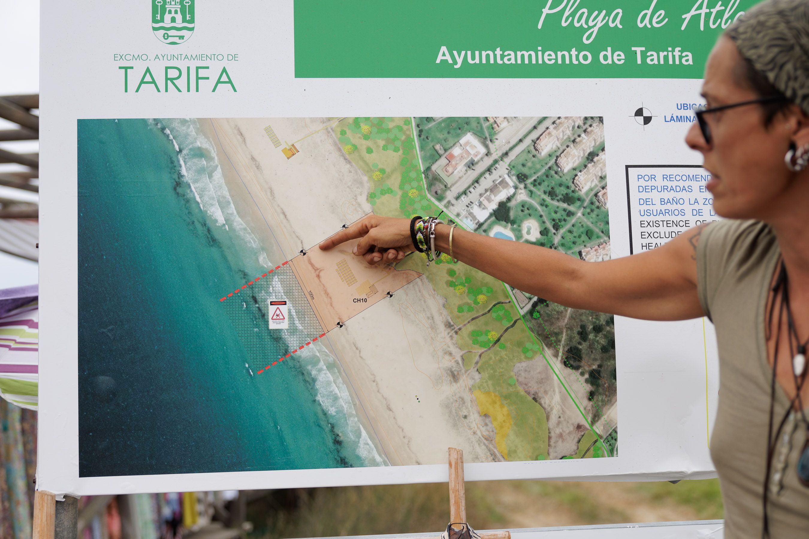 Un panel detalla el tramo de playa de Atlanterra, Tarifa, cerrado por vertidos este verano.