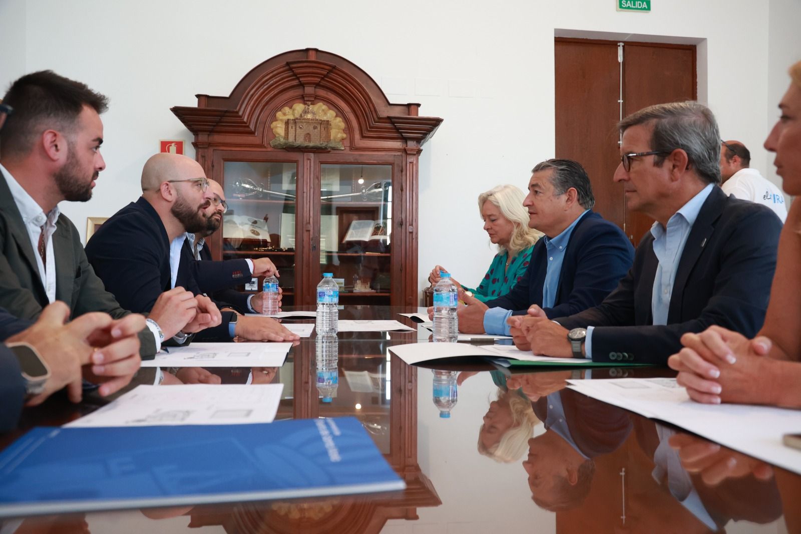 Los consejeros, el alcalde y otros reunidos en el Ayuntamiento.