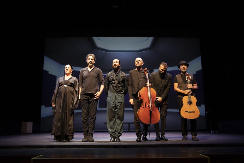 José Maya, en el centro, junto al elenco artístico con el que lleva a la escena es espectáculo 'Color sin nombre'.