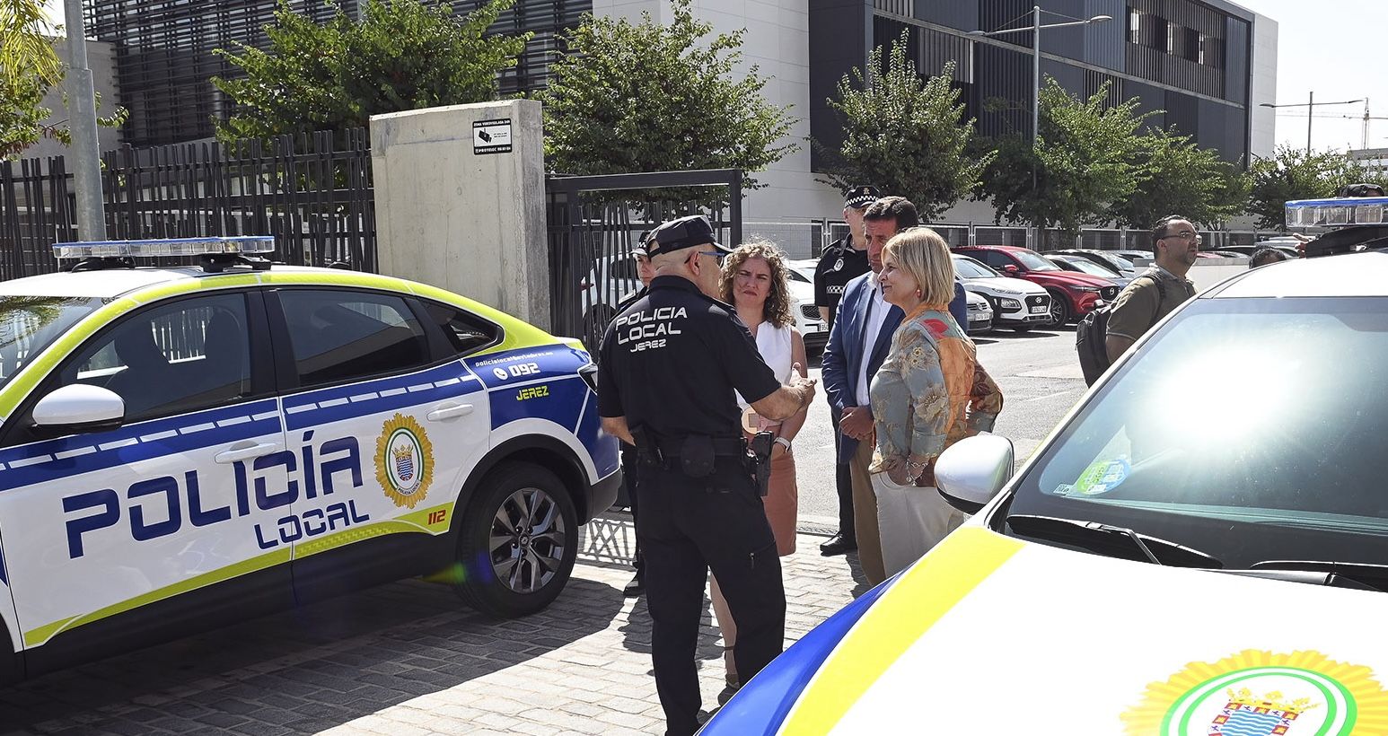 La alcaldesa y le jefe de la Policía Local ante los nuevos vehículos policiales.