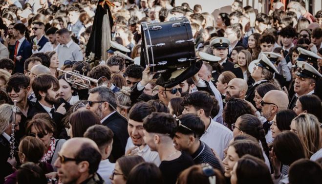 Música intentando superar el gentío en una tarde de Semana Santa    ESTEBAN