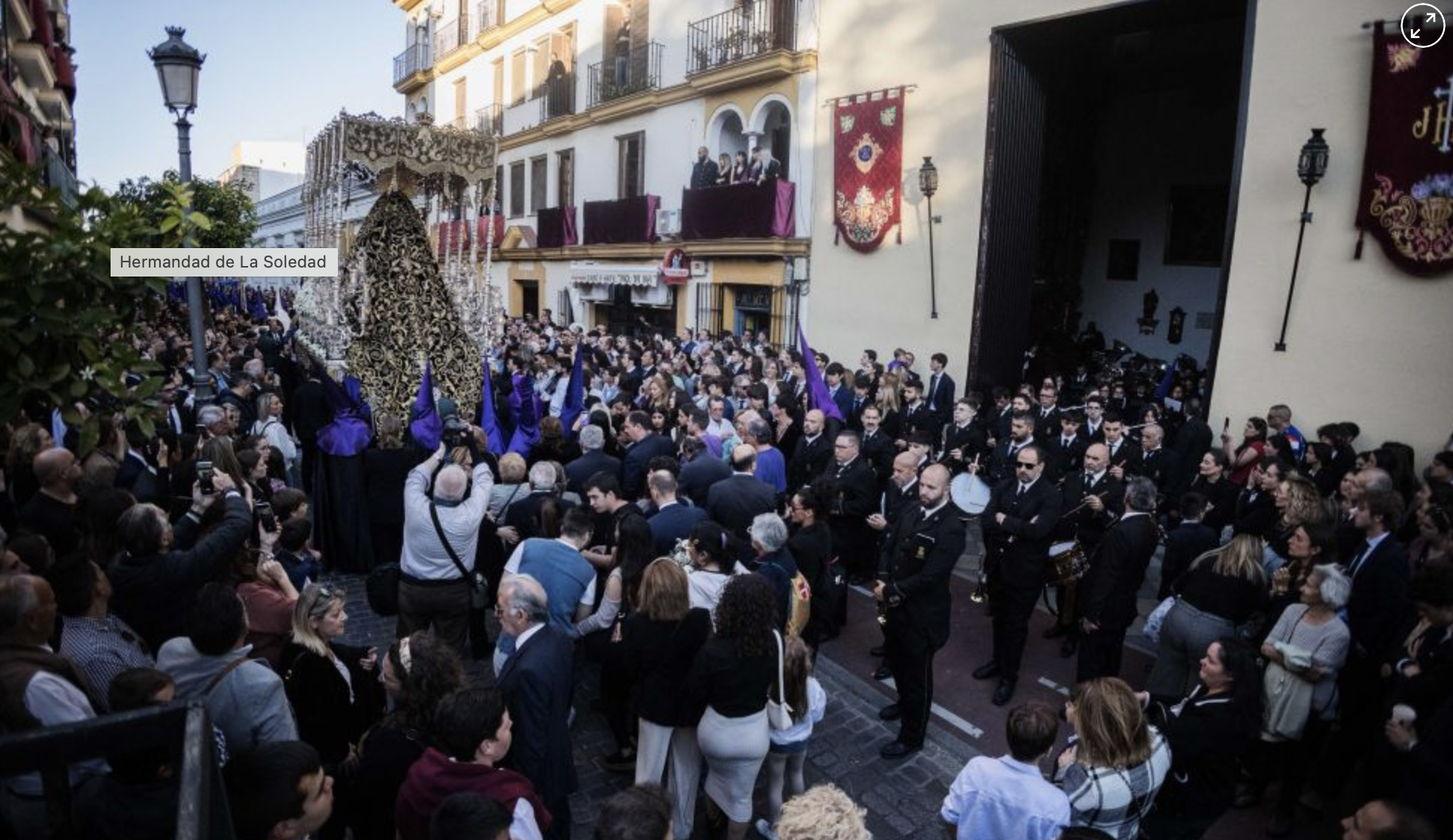 La Banda de Música Maestro Dueñas tras la Soledad el Viernes Santo, hermandad con la que repite en la Magna. 