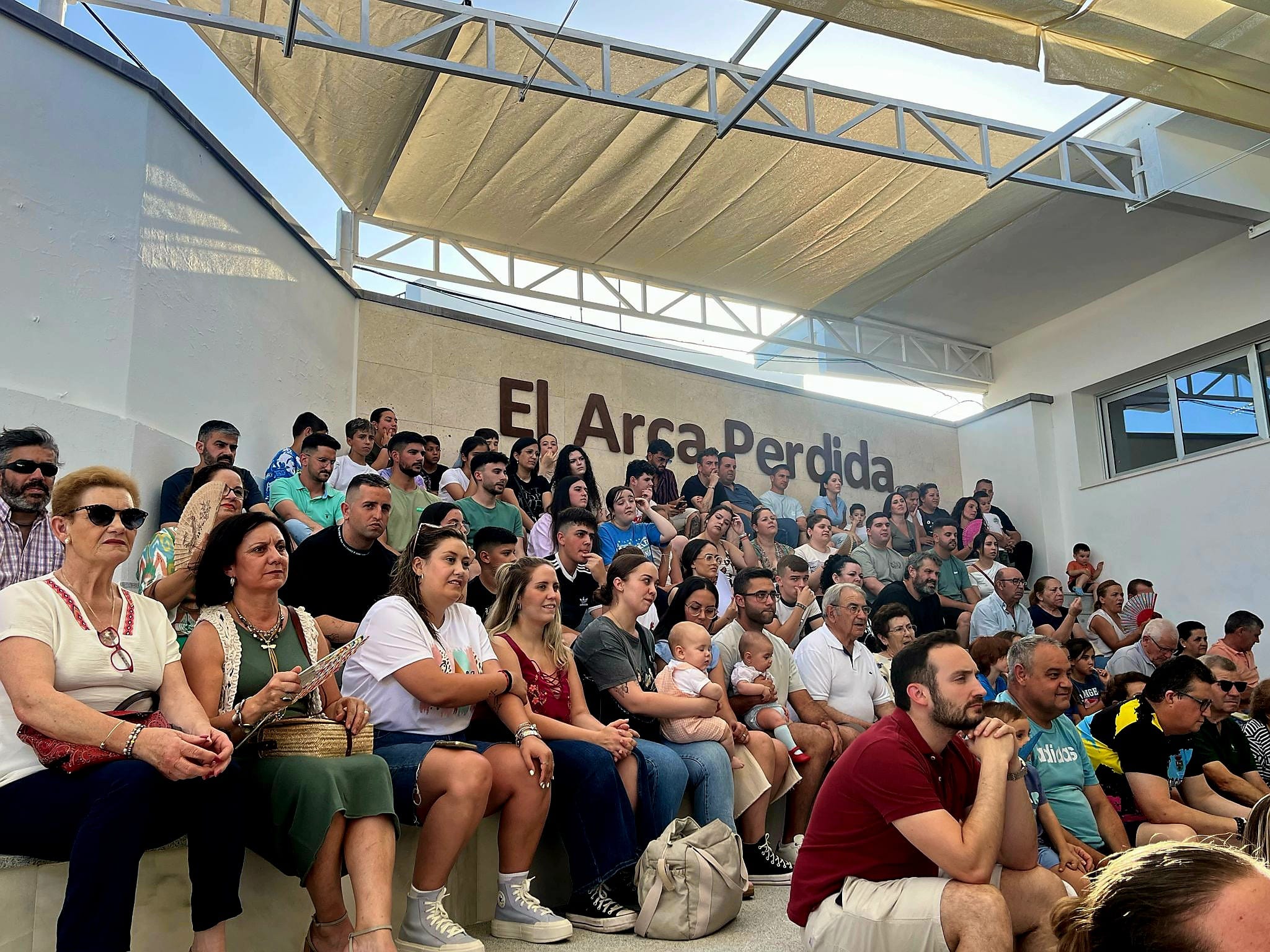 El nuevo anfiteatro de la Biblioteca Municipal de Puerto Serrano, durante un actuación musical este verano.