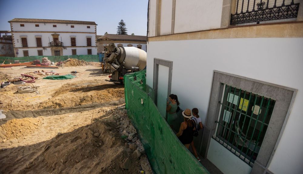 Dos personas cogen por uno de los accesos a la plaza desde la Iglesia de San Mateo