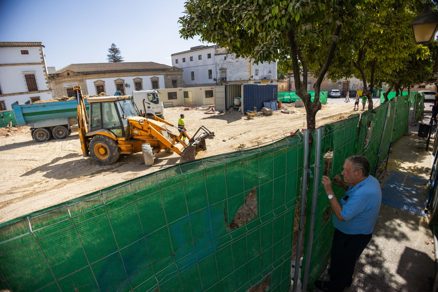 Un vecino del barrio de San Mateo observa las obras de la plaza del Mercado.