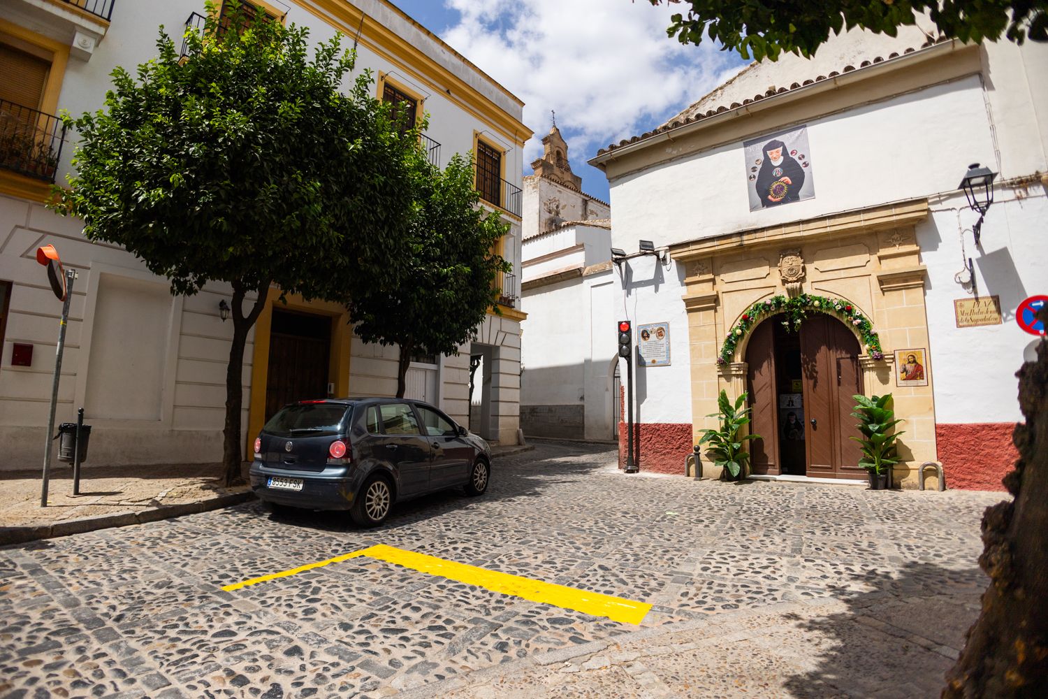 El semáforo temporal instalado ante la iglesia de San Marcos. 