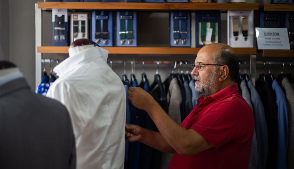 En la tienda preparando un maniquí.