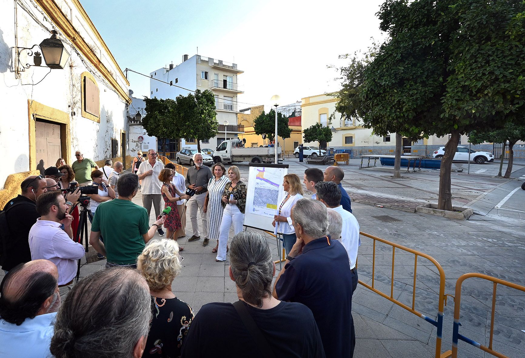 Obras en Ronda Muleros y Plaza del Carbón. La alcaldesa dirigiéndose a los vecinos y colectivos de la zona. 