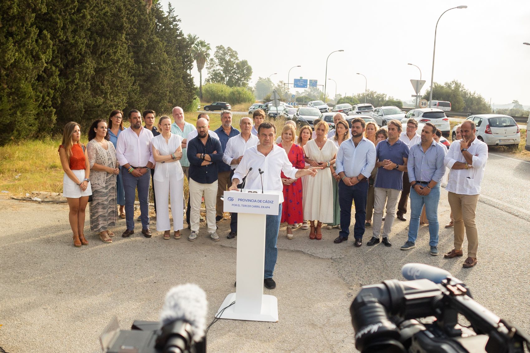 Bruno García, alcalde de Cádiz y presidente provincial del PP, durante su intervención en el acto reivindicativo que se ha celebrado este miércoles a pie de la autopista.