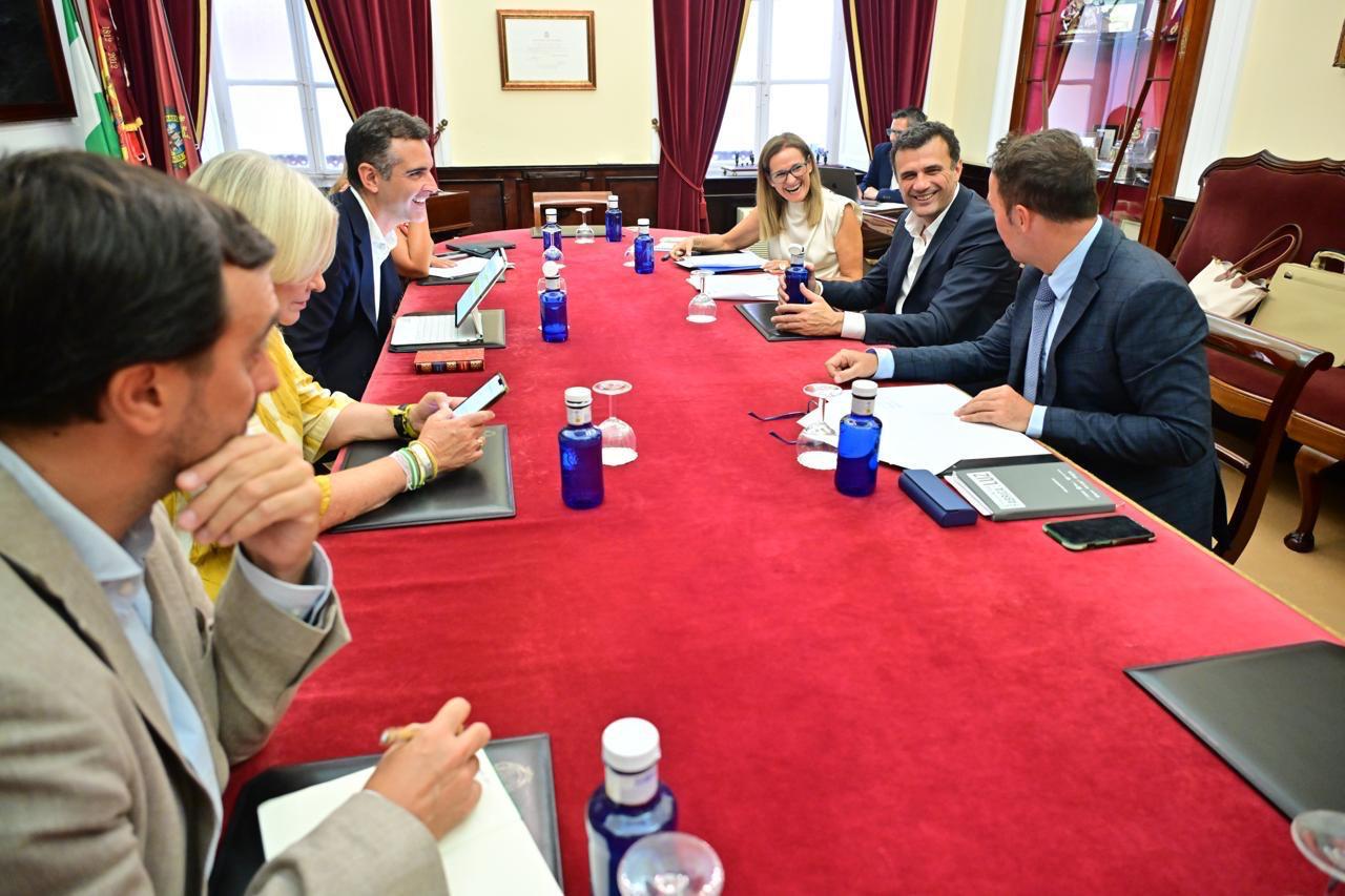 Reunión del consejero y su equipo con el alcalde de Cádiz.