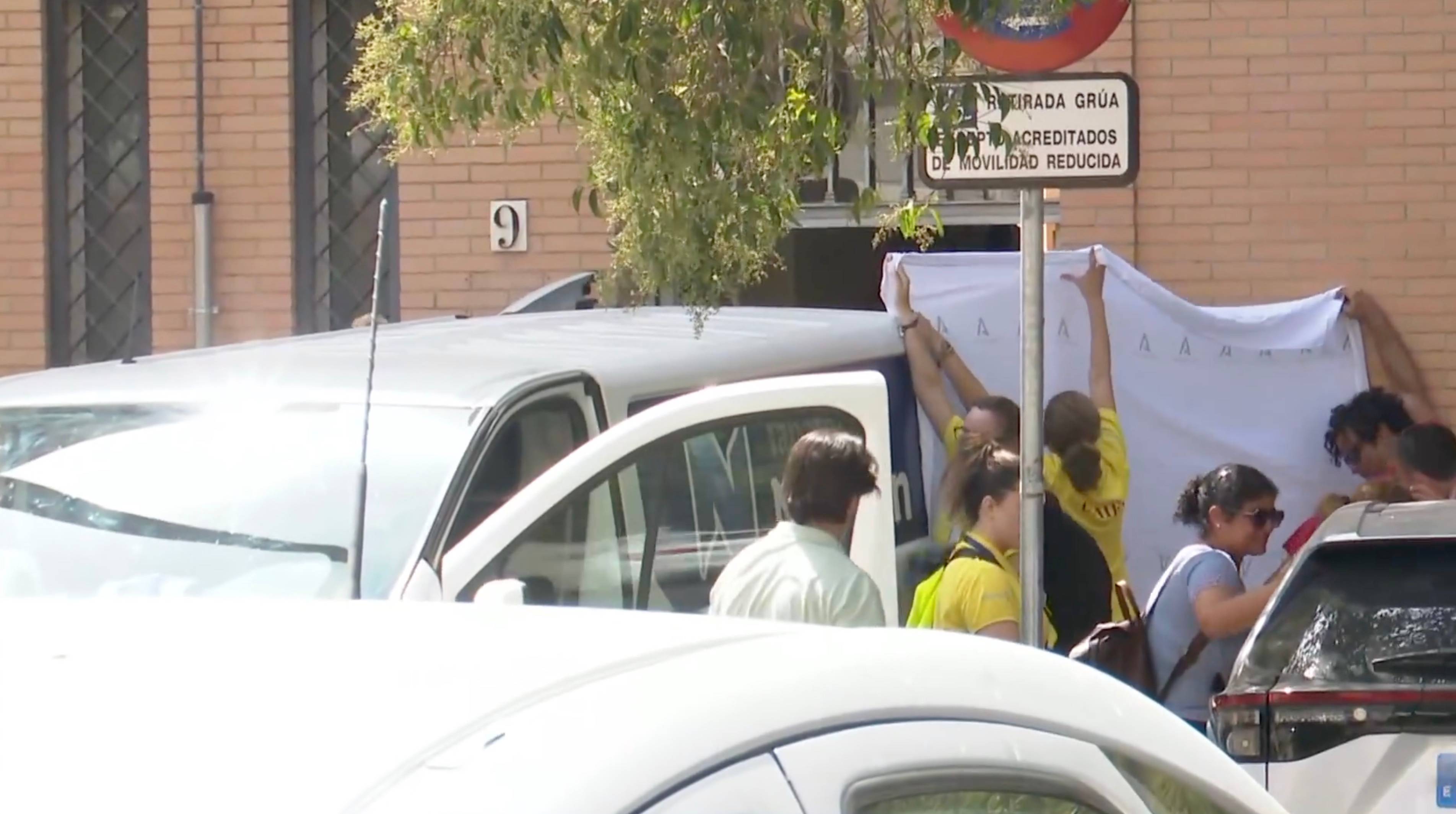 Un momento del operativo de este miércoles ante el asesinato de una mujer en Pino Montano, en Sevilla, en un fotograma de Canal Sur.