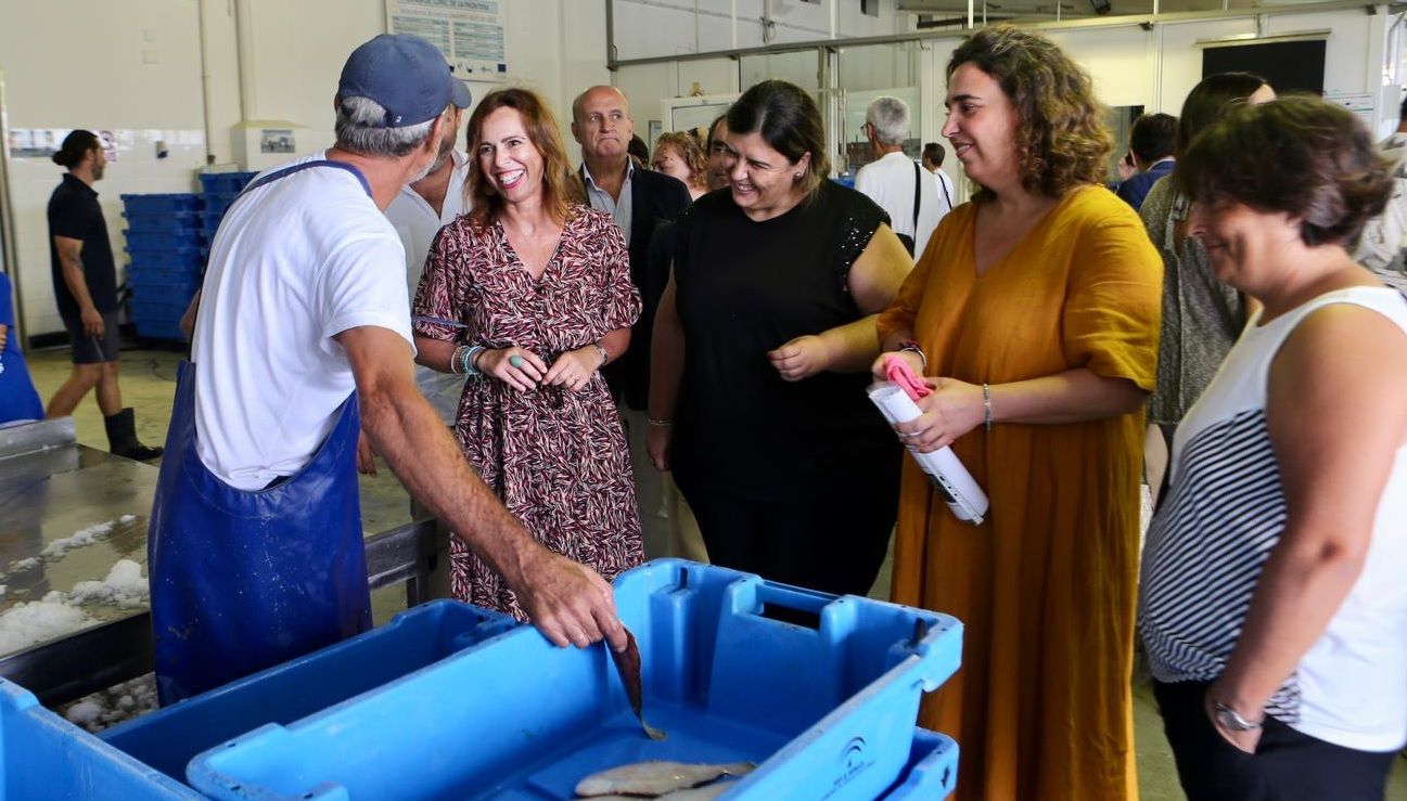 Visita de la consejera al puerto de Conil.