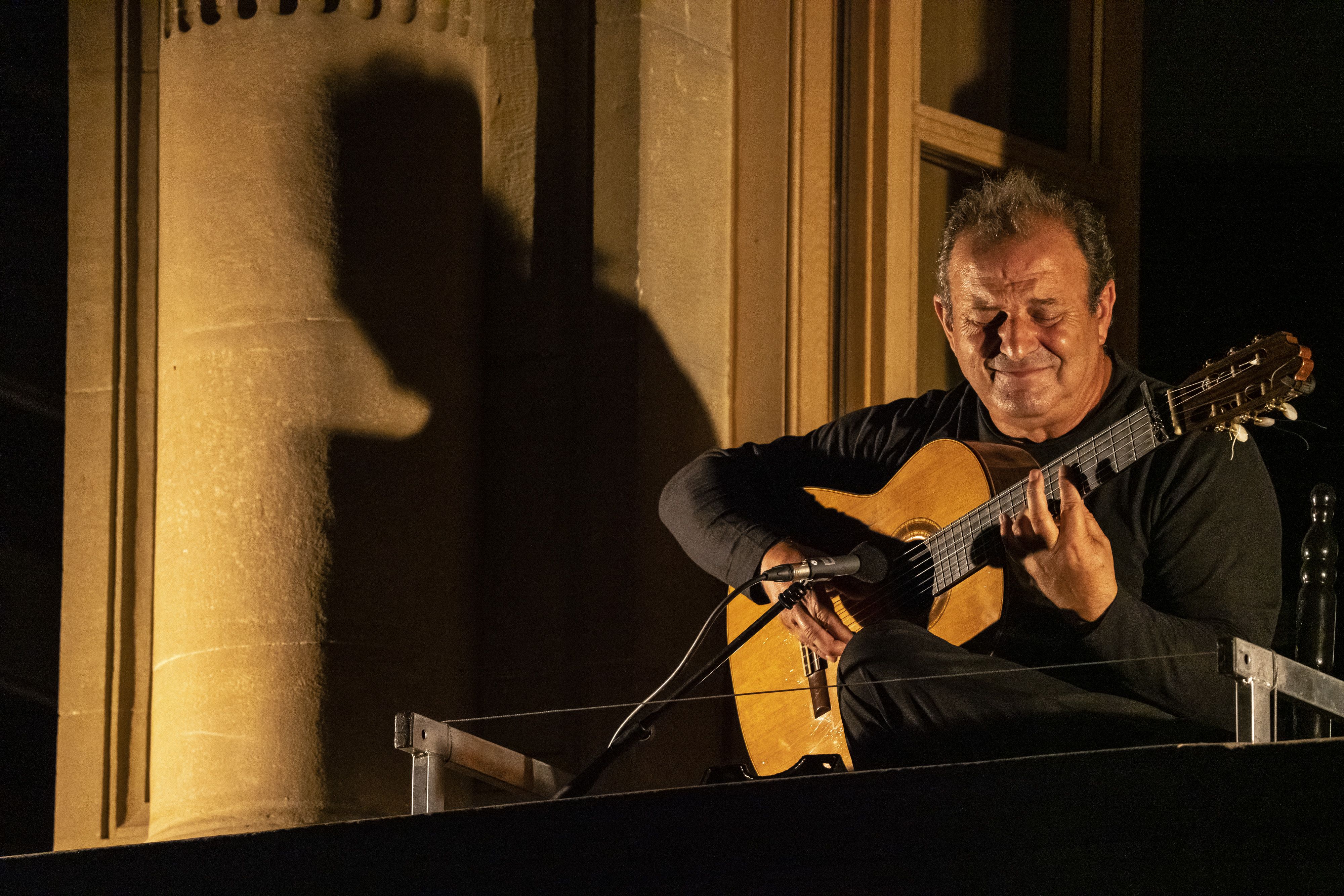 El guitarrista jerezano Gerardo Núñez se encargaba anoche de abrir la programación de Flamenco On Fire en Pamplona desde el balcón del Palacio del Gobierno de Navarra.