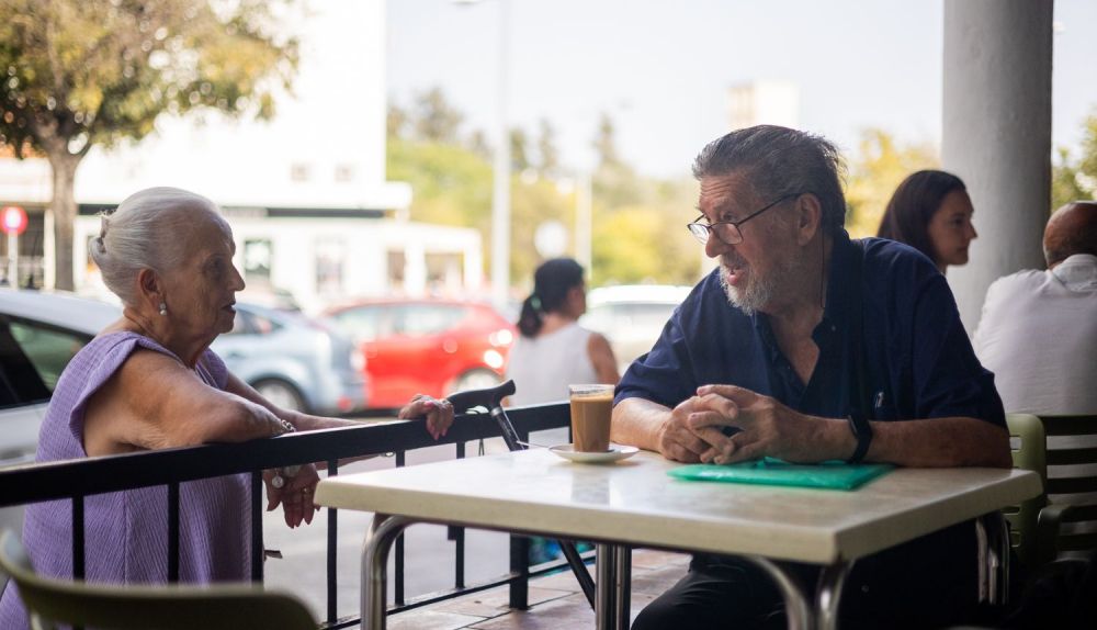 El dirigente vecinal conversando con una señora, vecina de Icovesa.